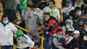Bogotá cierra los estadios de fútbol al público tras violencia entre hinchas.