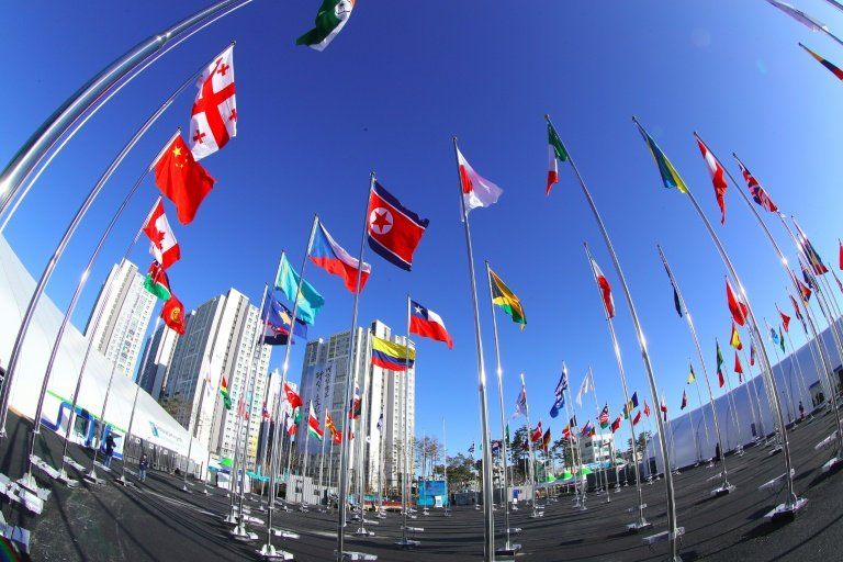La bandera norcoreana prohibida ondea en Corea del Sur para los juegos