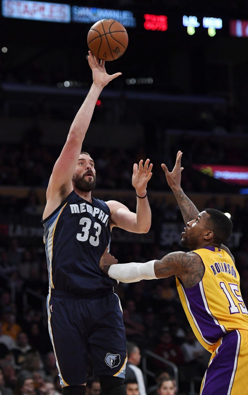 Lakers encestan 17 triples, ganan a Grizzlies 116-102
