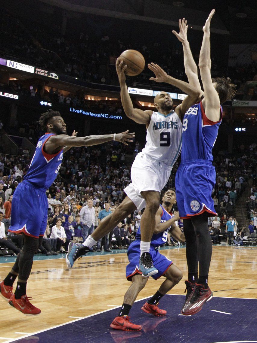 Henderson logra enceste decisivo en victoria de Hornets