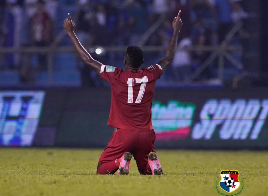 Gran gesto. Eric Davis celebra el gol con José Fajardo
