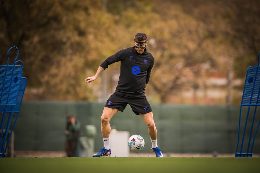 Robert Lewandowski aparece en entrenamiento del FC Barcelona con máscara