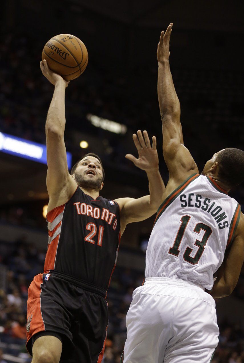 Con 26 puntos de Vásquez, Raptors vencen a Bucks