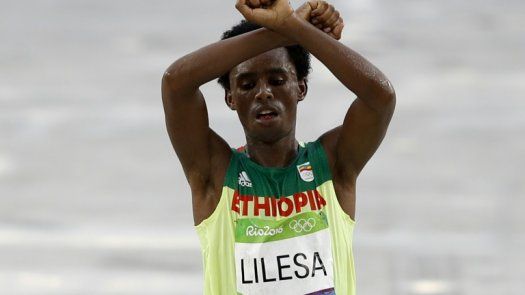 Etiopía pide al maratoniano Feyisa Lilesa que regrese a su país