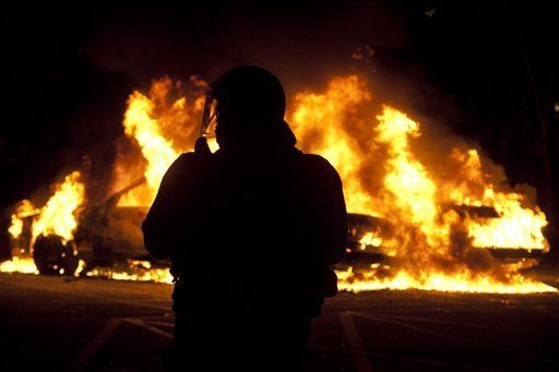Incendian y vuelcan autos en Vancouver al perder en Copa Stanley