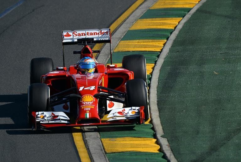 Alonso y Hamilton dominan los primeros ensayos en Australia