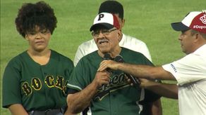 Béisbol Mayor 2023: Benjamín Woods realizó el lanzamiento de honor