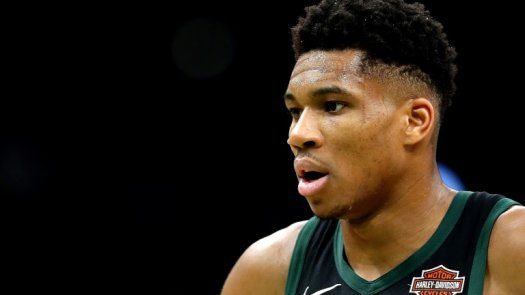 Embiid y Simmons se lucen, Bucks desperdician labor de Antetokounmpo