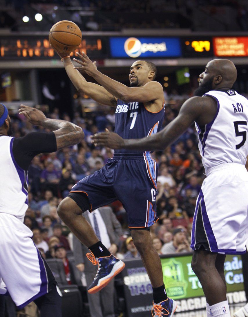 Walker y Jefferson dan gane a Bobcats ante Kings