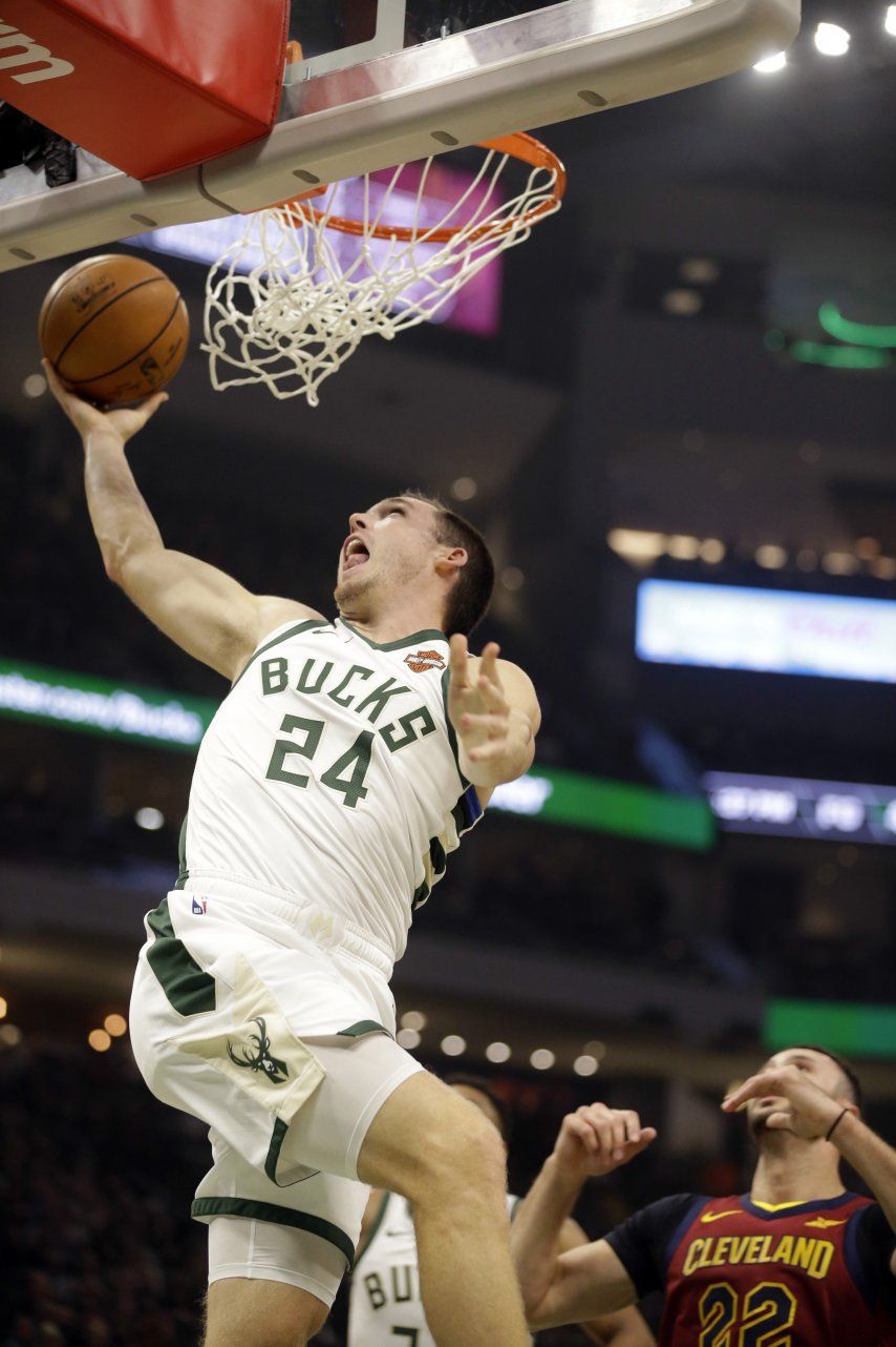 Middleton con 21 puntos, lidera triunfo de Bucks sobre Cavs