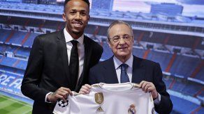Militao se marea durante presentación con el Real Madrid