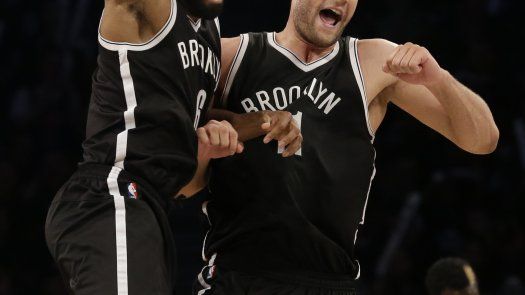 Nets vencen a Hawks y se acercan en la serie