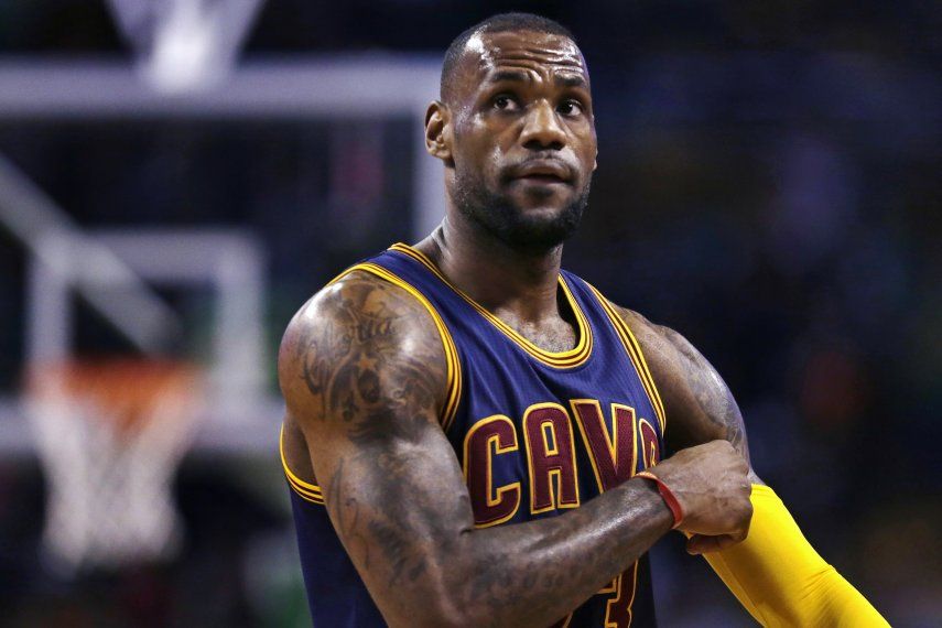LeBron encesta tiro desde lado opuesto de cancha en práctica