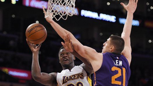 Williams anota 30, Lakers ganan a Suns 97-77 sin Kobe