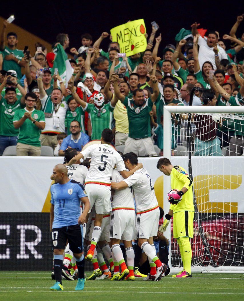 México debuta con triunfo de 3-1 sobre Uruguay