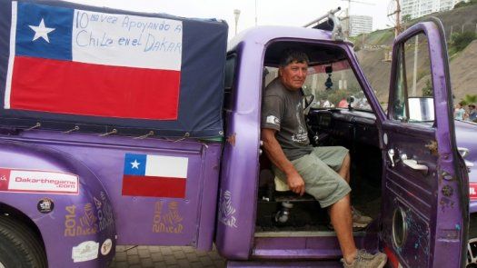 Un chileno cumple una década de pasión por el Dakar en una camioneta vintage