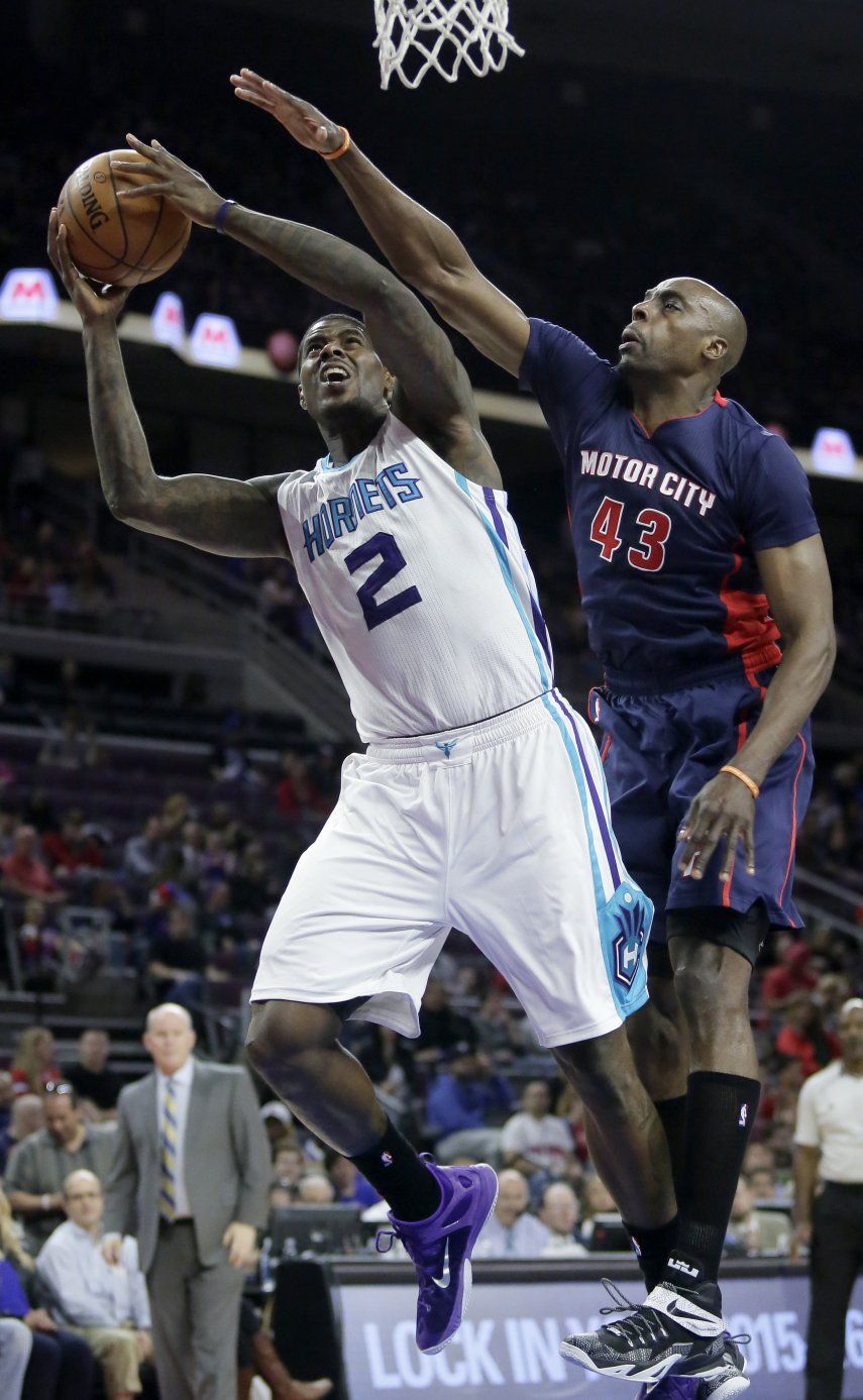 Pistons arrasan a Hornets en su último partido de local
