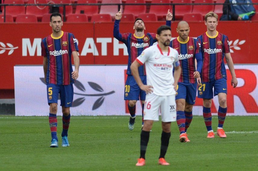 Barcelona gana en Sevilla y adelanta al Real Madrid