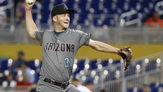 Peralta pega 3 hits y Arizona vence 5-3 a Miami