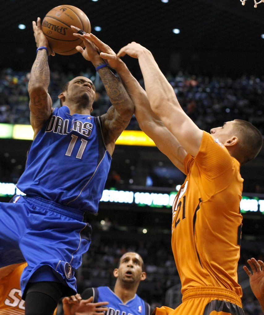 Mavericks vencen a Suns 110-107