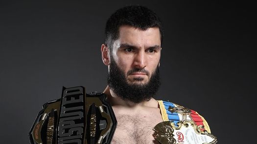 Artur Beterbiev critica a David Benavidez por por no enfrentarlo como se tenía previsto Artur Beterbiev critica a David Benavidez por por no enfrentarlo como se tenía previsto