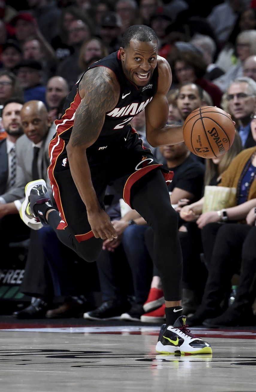 Blazers derrotan a Heat y amargan debut de Iguodala