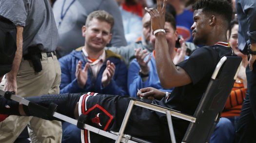 Butler, de los Bulls, sufre solo tirón de rodilla