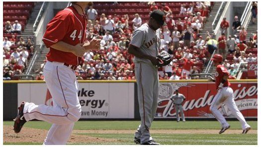 MLB: Rojos 7, Gigantes 6; Phillips pega 4 hits