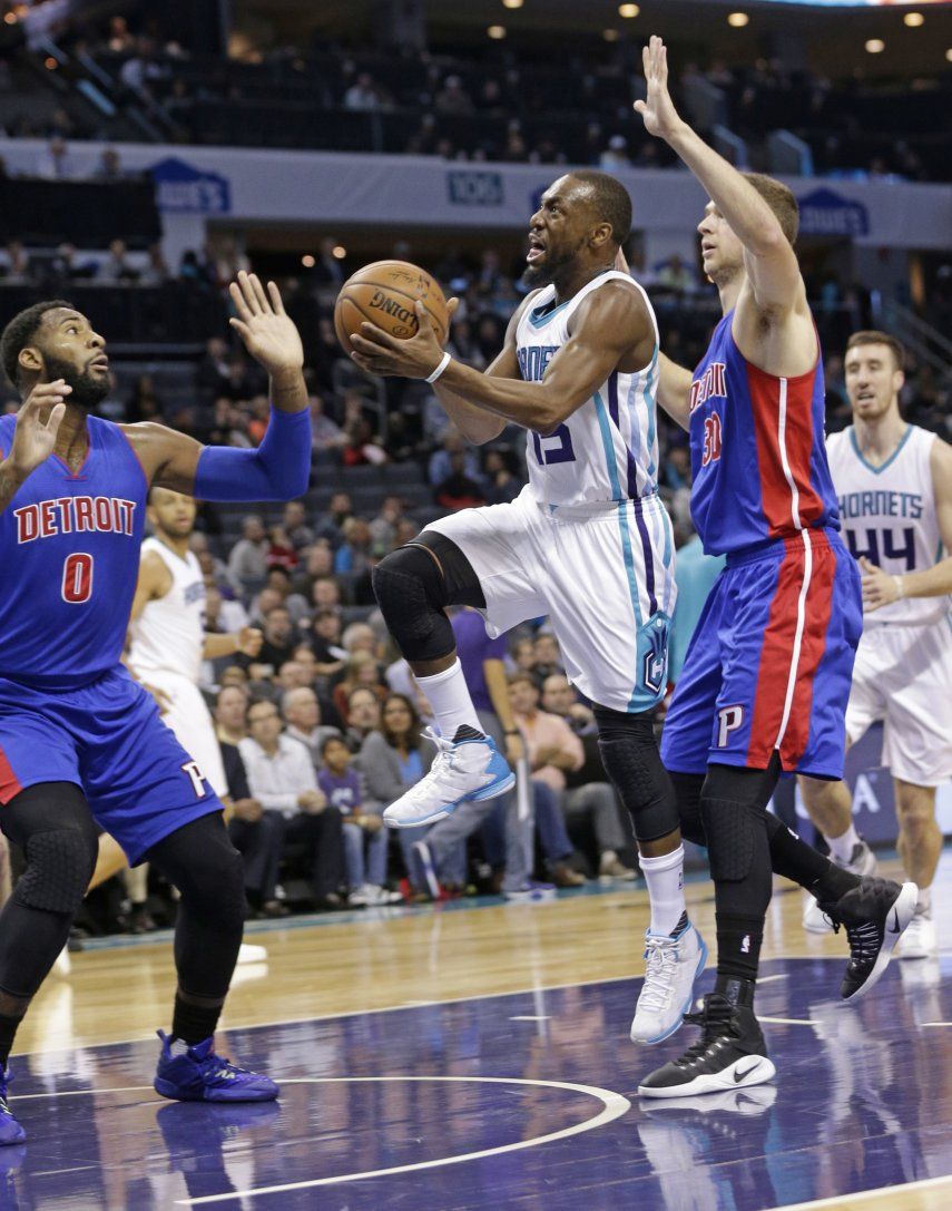 Walker brilla en el cuarto periodo de triunfo ante Pistons
