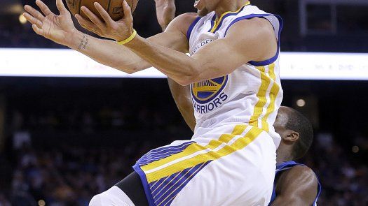 Curry anota 22 , Warriors aplastan 109-89 a los Mavs