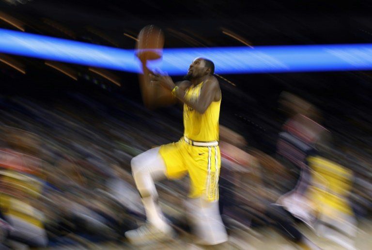 Durant se desborda en el ataque por los Warriors en triunfo sobre Knicks