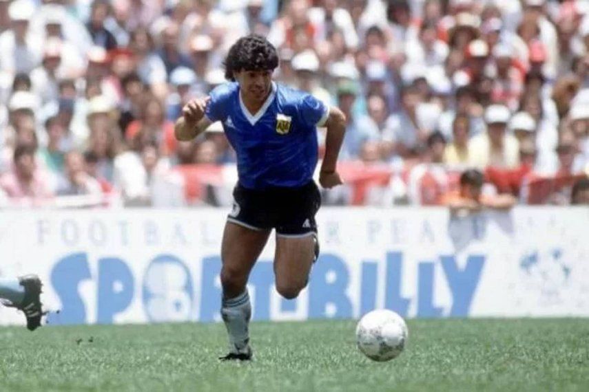 Balón de la Mano de Dios de Diego Maradona subastado por 3 millones
