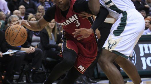 Wade anota 24 puntos, Heat supera a Bucks