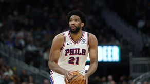 NBA: Joel Embiid se somete a pruebas por problemas en la rodilla
