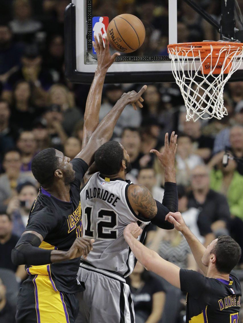 Aldridge aporta 24 puntos y Spurs arrollan a Lakers