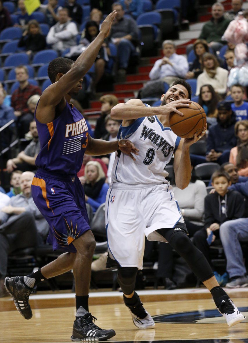 Wolves cortan racha de 9 derrotas; humillan a Suns