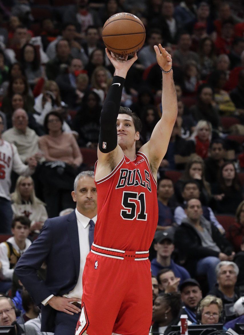 Parker brilla en triunfo de Bulls sobre Suns