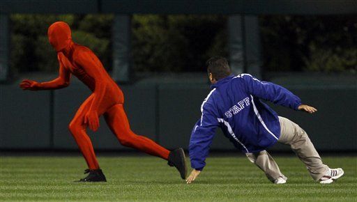 Liberan a aficionado de Filis que invadió el terreno