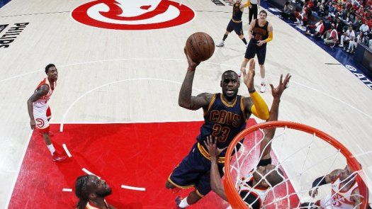 LeBron carga con los Cavs para aplastar a Hawks en playoffs de la NBA