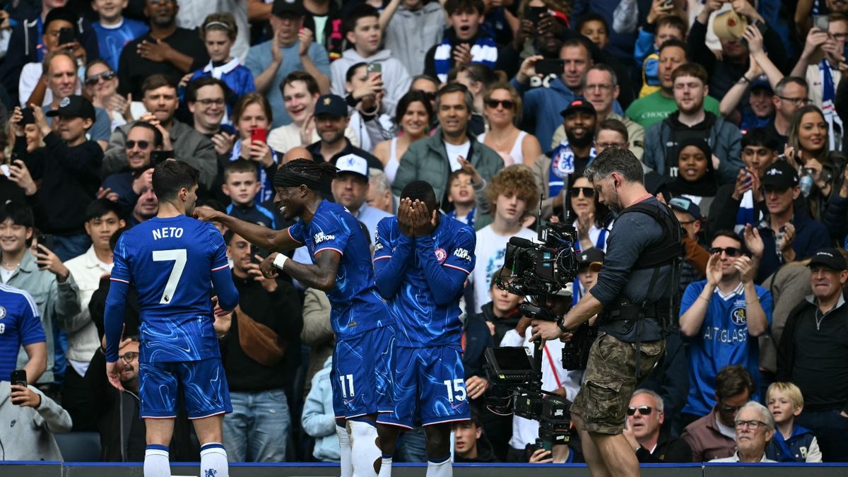 El Chelsea vence al Everton y sigue en carrera para la Champions League