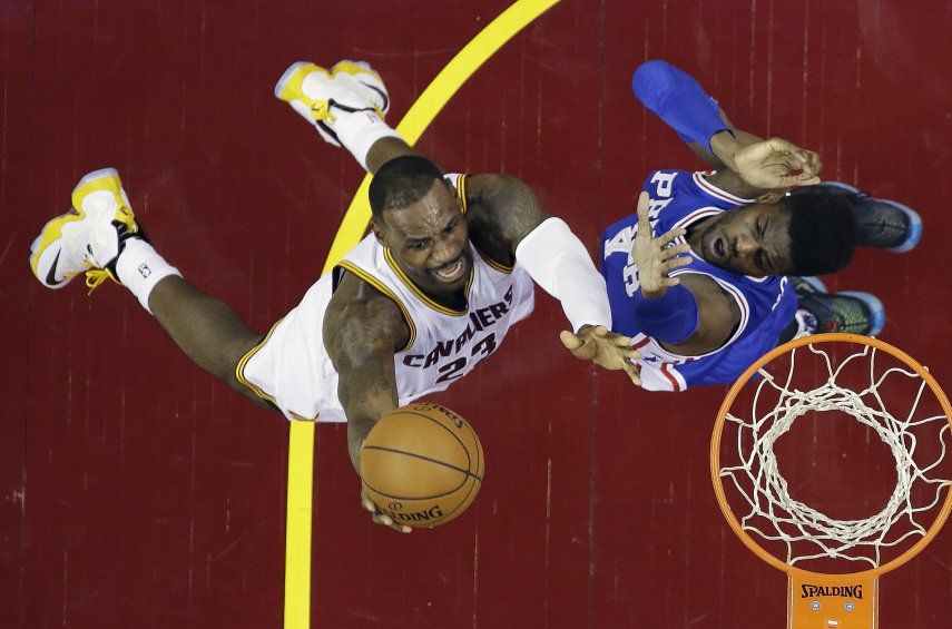 James anota 31, Cavaliers vencen a Sixers