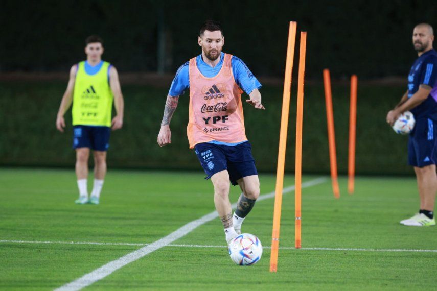 Lionel Messi en medio de un entrenamiento con la Selección de Argentina en Qatar 2022.