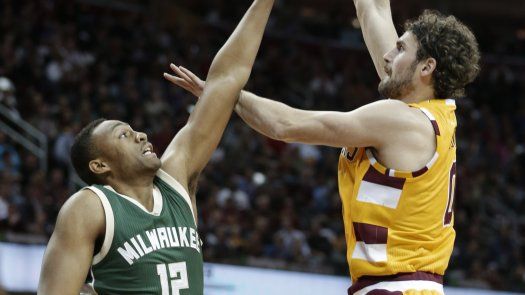 James y Love guían a Cavs a la victoria ante Bucks