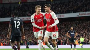 Arsenal gana y sigue líder, Manchester City se acerca
