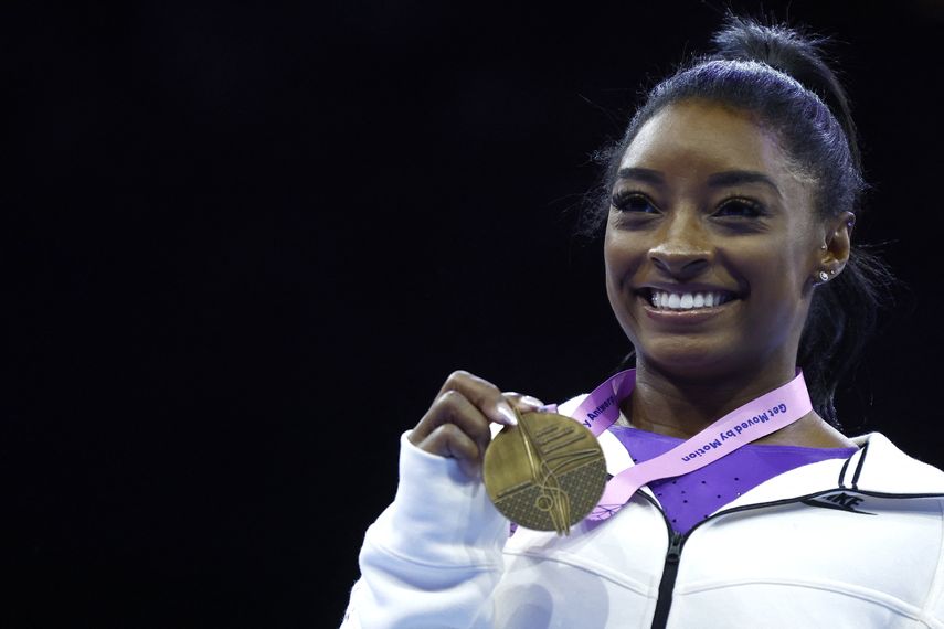 Simone Biles gana oro en viga de equilibrio y suma otro título