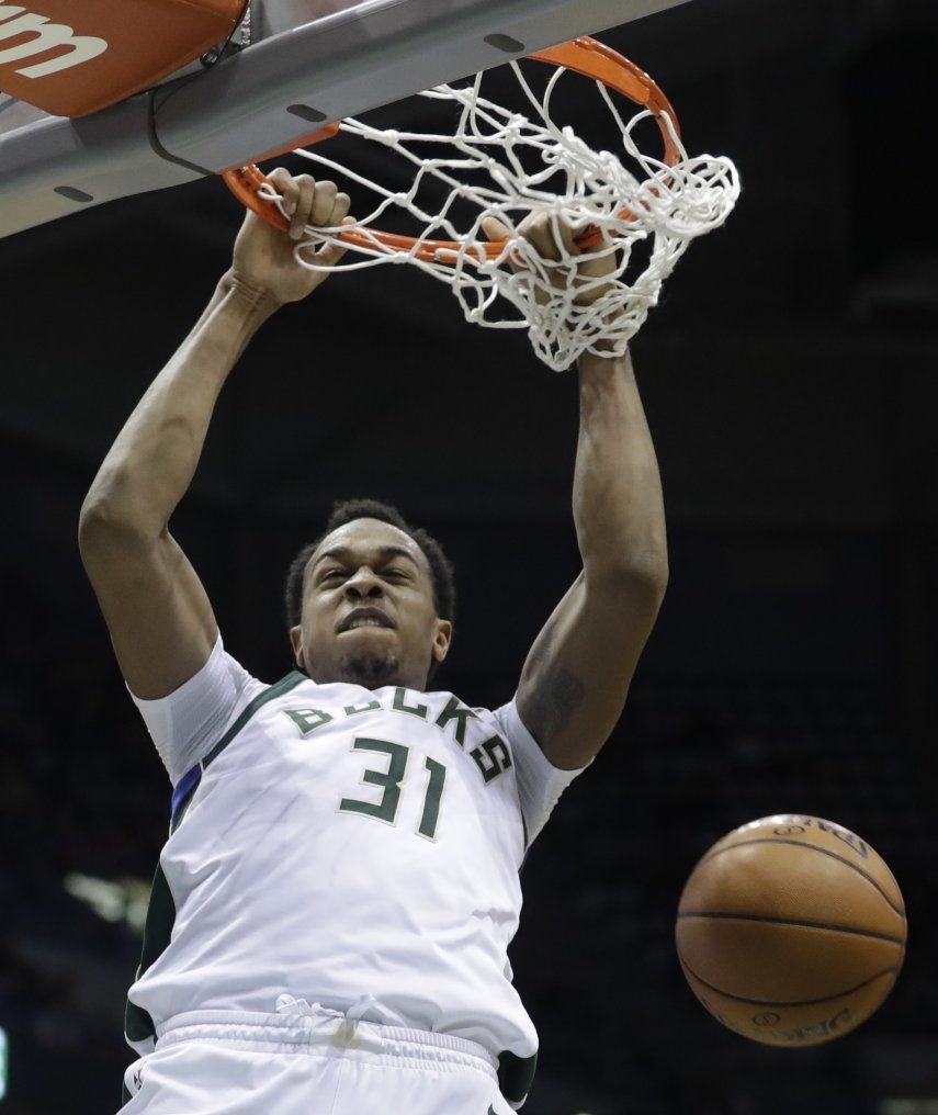 Bucks brilla en el cuarto periodo y derrota a Pistons