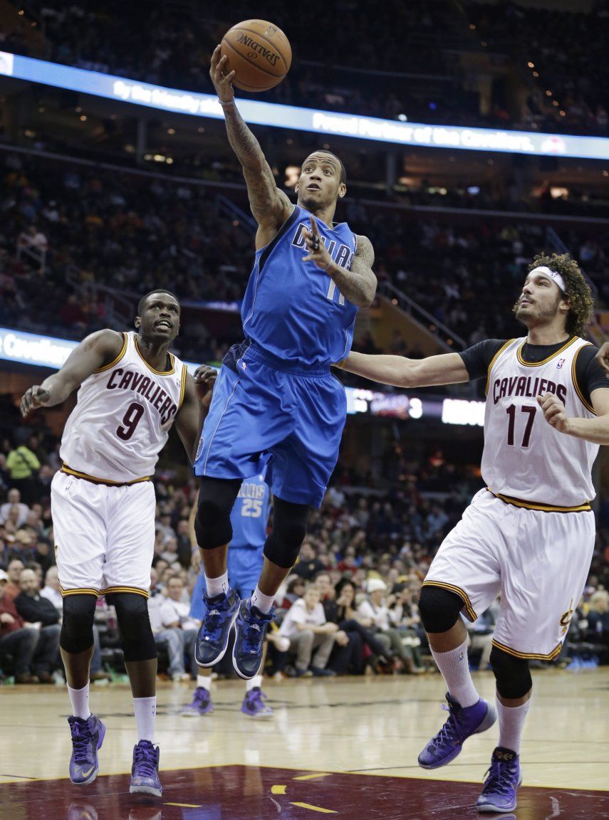 Varejao brilla por Cleveland, pero Mavericks ganan