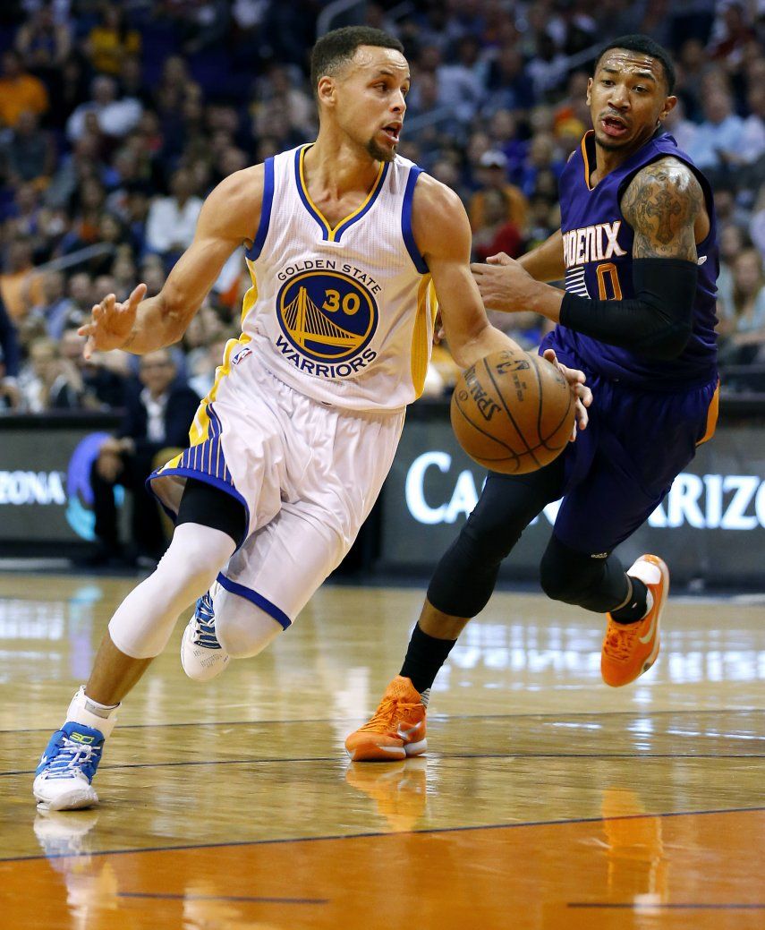 Curry roza el triple doble, Warriors se imponen a Suns