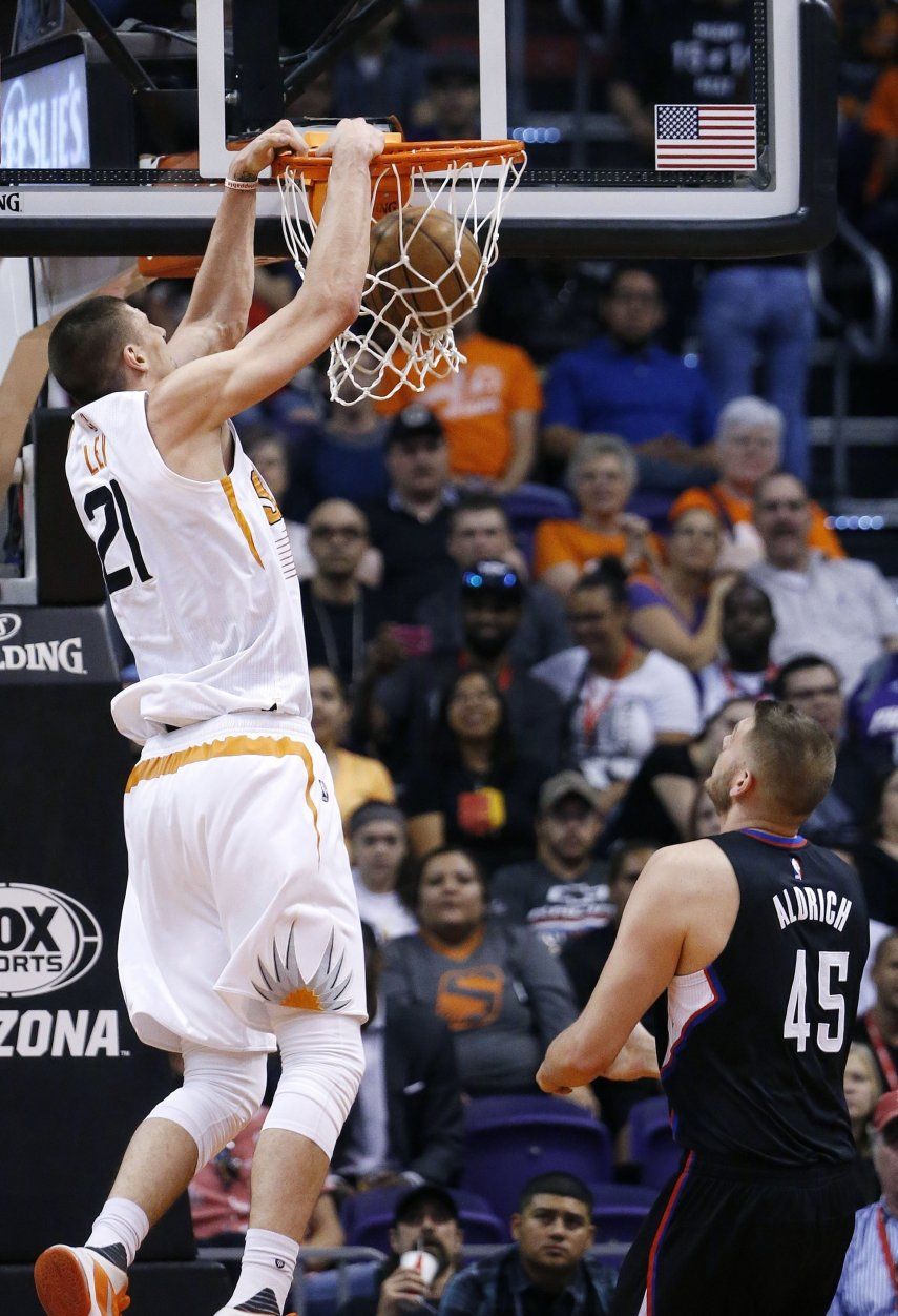 Suns ganan a reservas de Clippers con 22 puntos de Teletovic