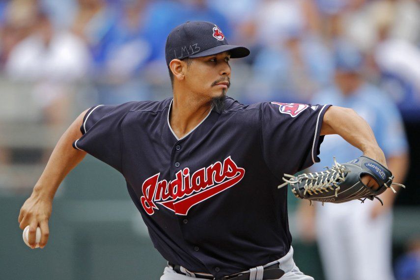 Cleveland ejerce opción de Carlos Carrasco